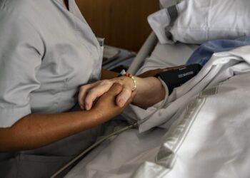 enfermera con paciente en cama