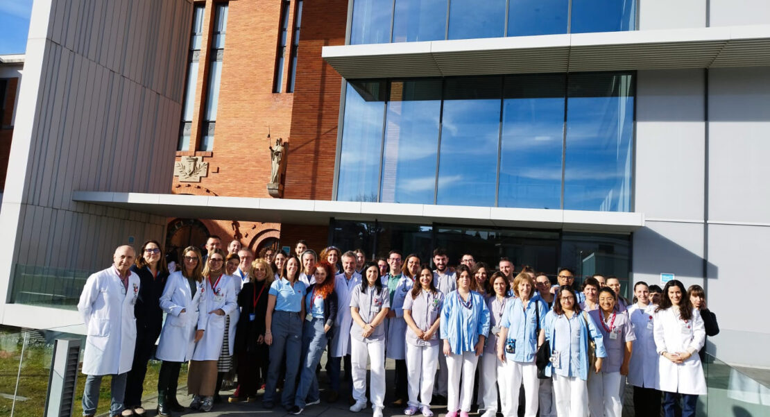 Parte de los profesionales de HSJD implicados en la Atención Paliativa de los pacientes del Hosptal ante la fachada principal del centro.