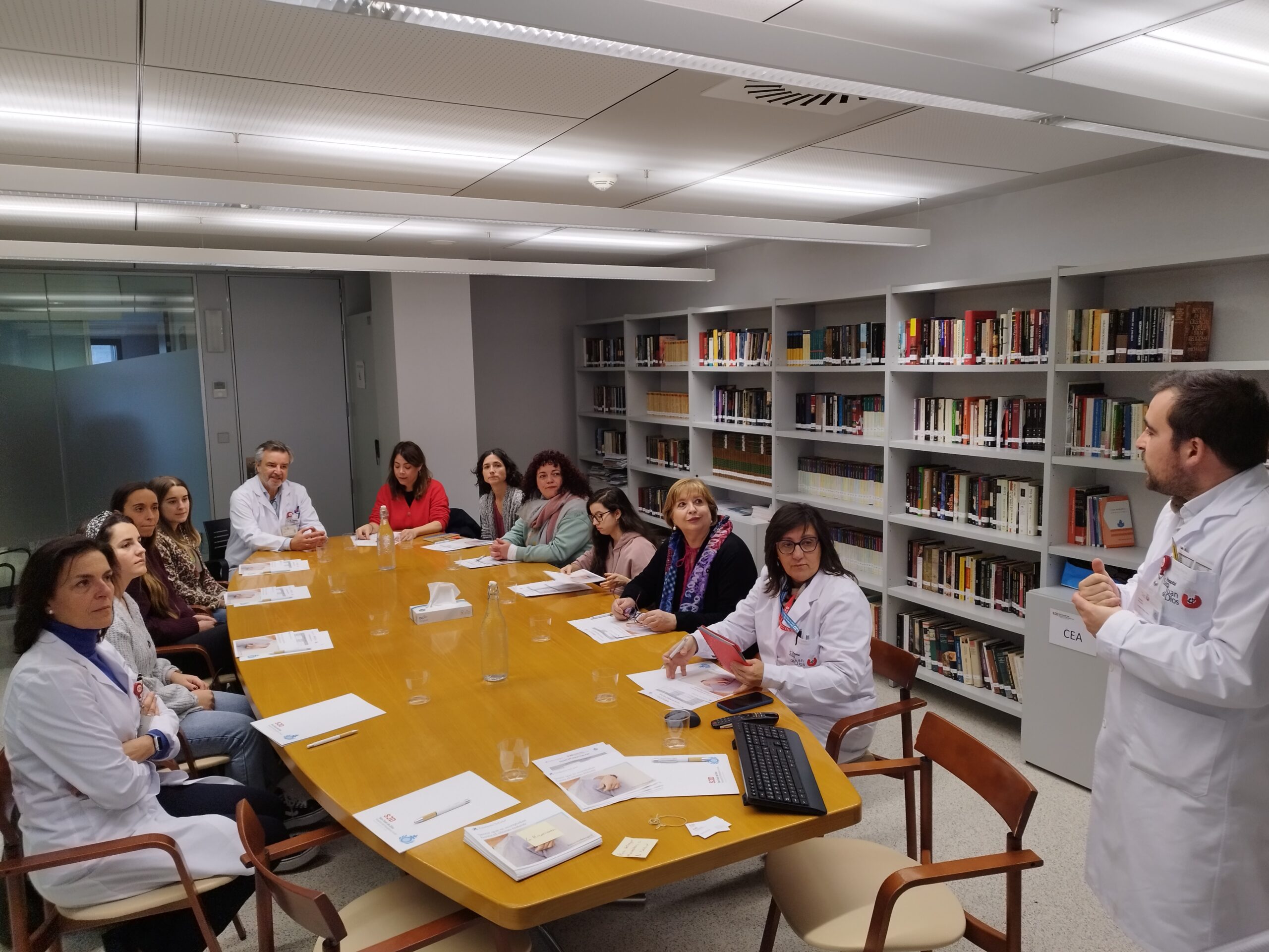 Rodrigo Palacios, responsable en nuestro hospital del programa Final de Vida y Soledad de Fundación "la Caixa" durante la presentación en la jornada de acogida a las entidades de voluntariado.