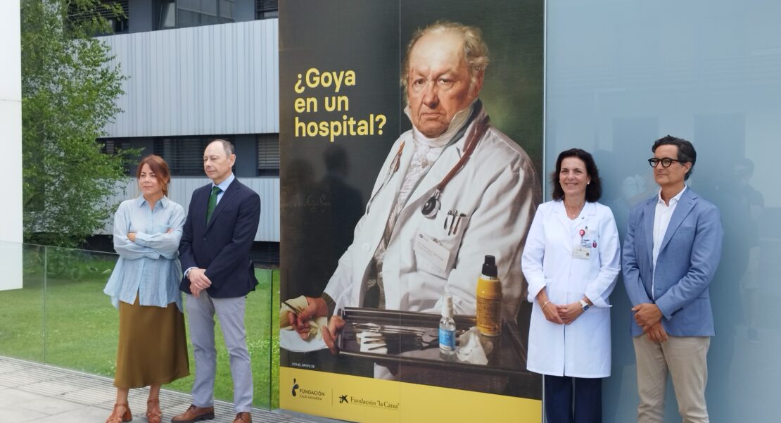 De izda. a dcha. en la entrada del Hospital SJD Pamplona: Izaskun Azcona, delegada de Fundación 'la Caixa' en Navarra, José Ángel Andrés, presidente de Fundación Caja Navarra, Dra. Patricia Segura, directora gerente del Hospital San Juan de Dios Pamplona-Tudela y Juan Alberto García de Cubas, presidente de la Fundación Cultura en Vena.