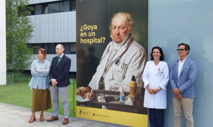 De izda. a dcha. en la entrada del Hospital SJD Pamplona: Izaskun Azcona, delegada de Fundación 'la Caixa' en Navarra, José Ángel Andrés, presidente de Fundación Caja Navarra, Dra. Patricia Segura, directora gerente del Hospital San Juan de Dios Pamplona-Tudela y Juan Alberto García de Cubas, presidente de la Fundación Cultura en Vena.