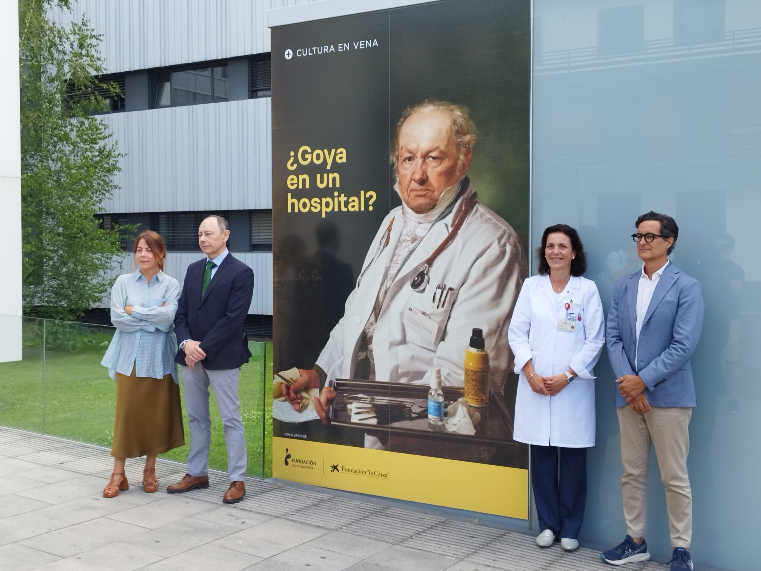 De izda. a dcha. en la entrada del Hospital SJD Pamplona: Izaskun Azcona, delegada de Fundación 'la Caixa' en Navarra, José Ángel Andrés, presidente de Fundación Caja Navarra, Dra. Patricia Segura, directora gerente del Hospital San Juan de Dios Pamplona-Tudela y Juan Alberto García de Cubas, presidente de la Fundación Cultura en Vena.