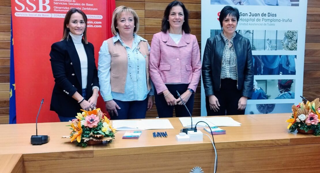 Representantes de ambas instituciones tras la firma del convenio: De izda. a dcha., por la Mancomunidad de Servicios de Base de la Zona de Noáin, su gerente, Elena Zarraluqui Minchinela, y su presidenta, Carmen Tirapu Erro; por el Hospital San Juan de Dios y su Fundación, su directora gerente, Patricia Segura Sádaba, y su responsable del Área Sociosanitaria, Susana Martínez Agorreta.