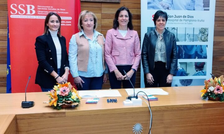 Representantes de ambas instituciones tras la firma del convenio: De izda. a dcha., por la Mancomunidad de Servicios de Base de la Zona de Noáin, su gerente, Elena Zarraluqui Minchinela, y su presidenta, Carmen Tirapu Erro; por el Hospital San Juan de Dios y su Fundación, su directora gerente, Patricia Segura Sádaba, y su responsable del Área Sociosanitaria, Susana Martínez Agorreta.