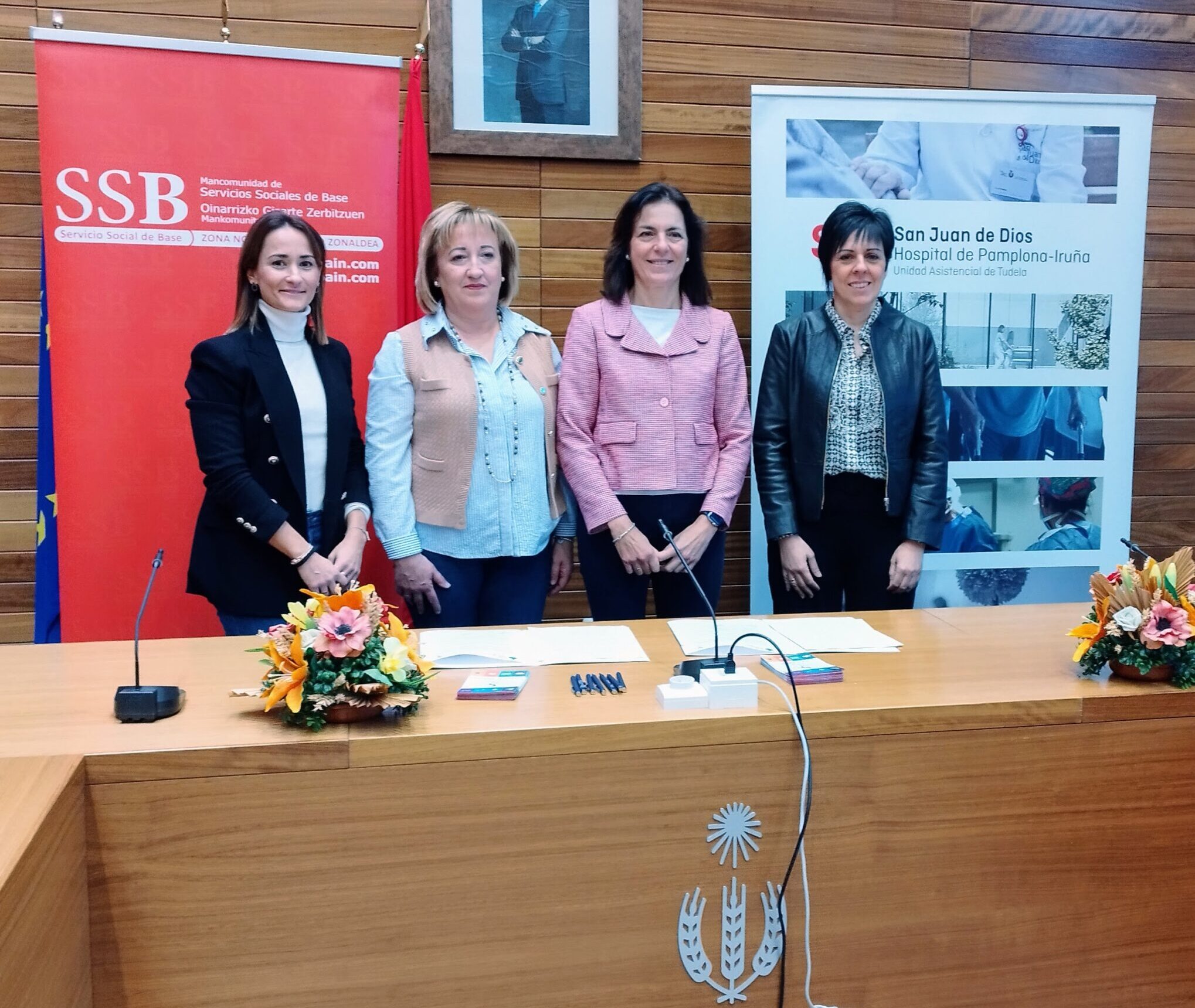 Representantes de ambas instituciones tras la firma del convenio: De izda. a dcha., por la Mancomunidad de Servicios de Base de la Zona de Noáin, su gerente, Elena Zarraluqui Minchinela, y su presidenta, Carmen Tirapu Erro; por el Hospital San Juan de Dios y su Fundación, su directora gerente, Patricia Segura Sádaba, y su responsable del Área Sociosanitaria, Susana Martínez Agorreta.
