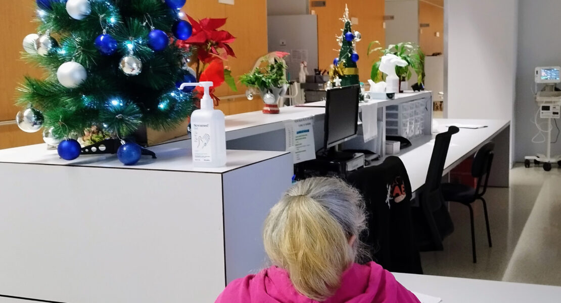 Una paciente del hospital SJD de Pamplona ante uno de los controles de Enfermería de una planta de hospitalización