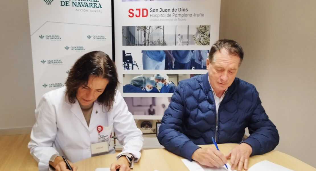 Momento de la firma del convenio por parte de la directora gerente del Hospital San Juan de Dios Pamplona-Tudela, Dra. Patricia Segura, y de Juan Mari Ayechu, representante de Acción Social de Caja Rural de Navarra.