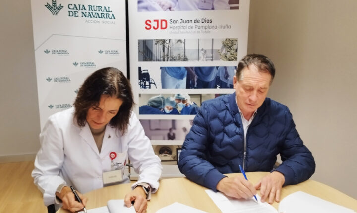 Momento de la firma del convenio por parte de la directora gerente del Hospital San Juan de Dios Pamplona-Tudela, Dra. Patricia Segura, y de Juan Mari Ayechu, representante de Acción Social de Caja Rural de Navarra.