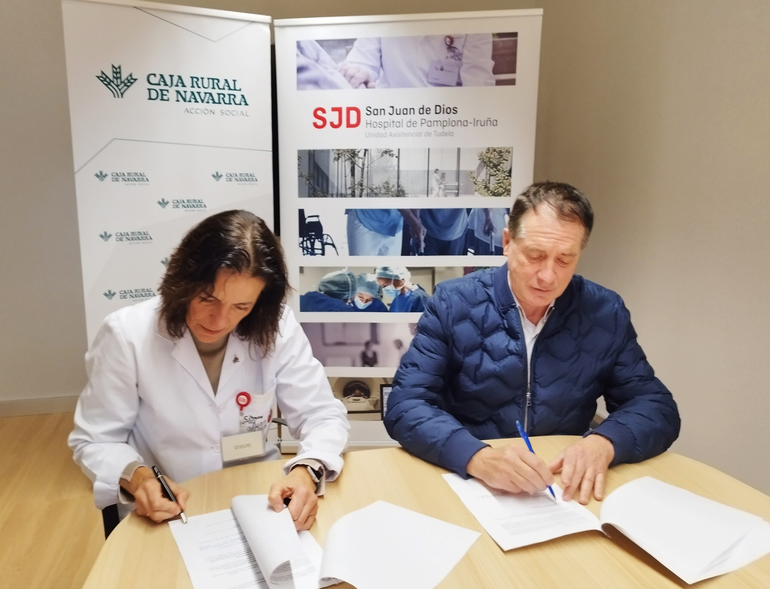 Momento de la firma del convenio por parte de la directora gerente del Hospital San Juan de Dios Pamplona-Tudela, Dra. Patricia Segura, y de Juan Mari Ayechu, representante de Acción Social de Caja Rural de Navarra.